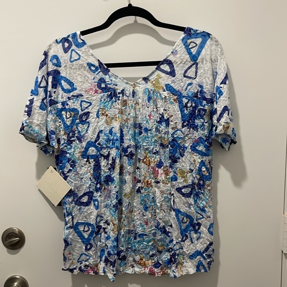 Blue and white designed shirt size Small - Picture 5 of 5